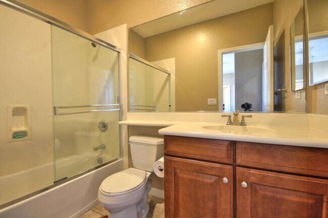 Building Photo - Beautifully Updated Union City Townhome w/ Community Amenities & Vaulted Ceilings