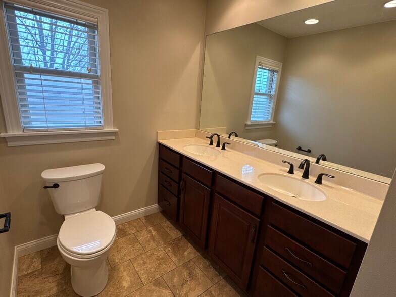 Building Photo - 233 Manor Dr