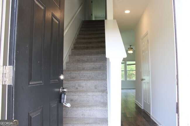 Building Photo - 9220 Golfview Cir