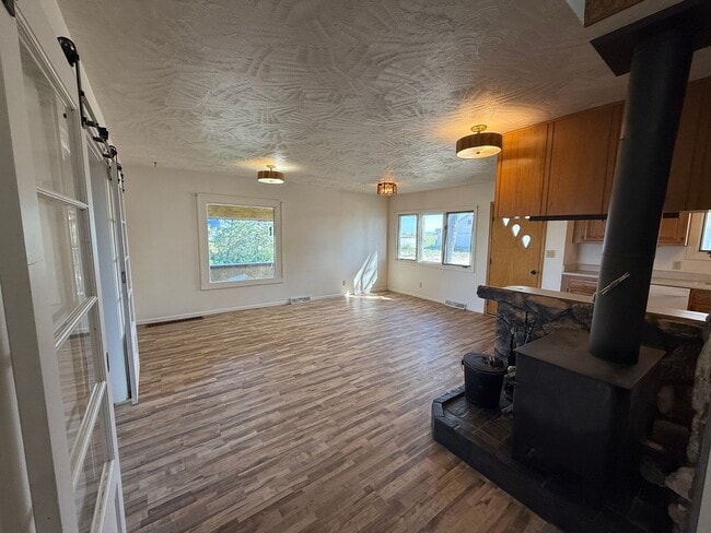 Building Photo - Large Country Home! Pet Friendly!