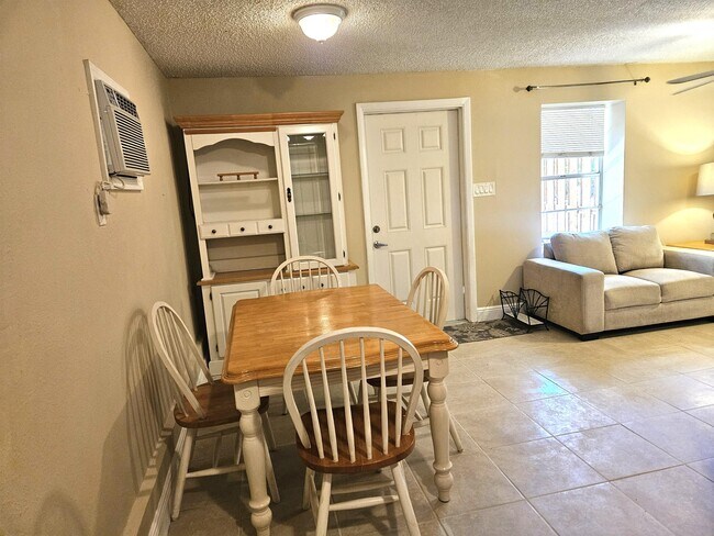 Building Photo - 206 Edgewood Dr