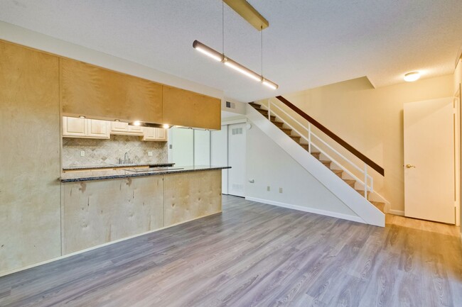 Building Photo - Lovely and Spacious 2BR 2.5BA Condo in Gre...