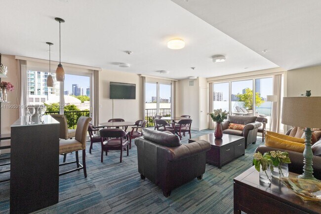 Building Photo - 2701 SW 3rd Ave