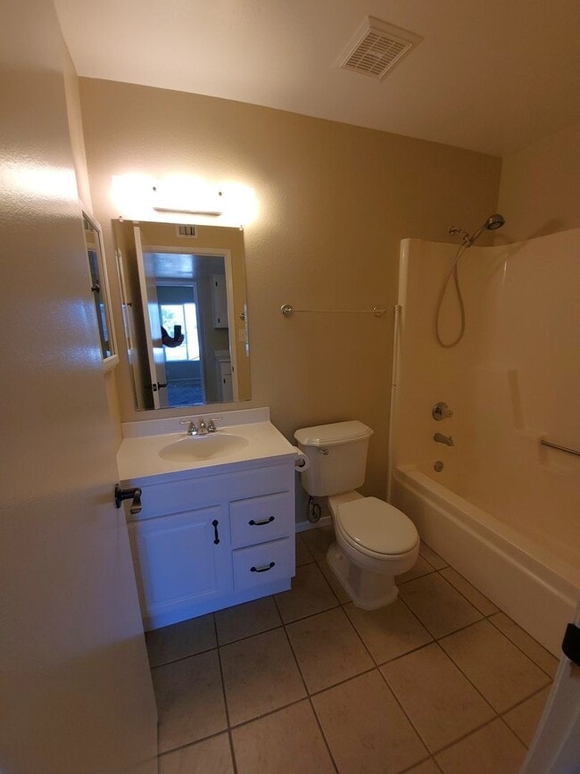 Building Photo - EXCELLENT HOME WITH MOUNTAIN VIEWS!