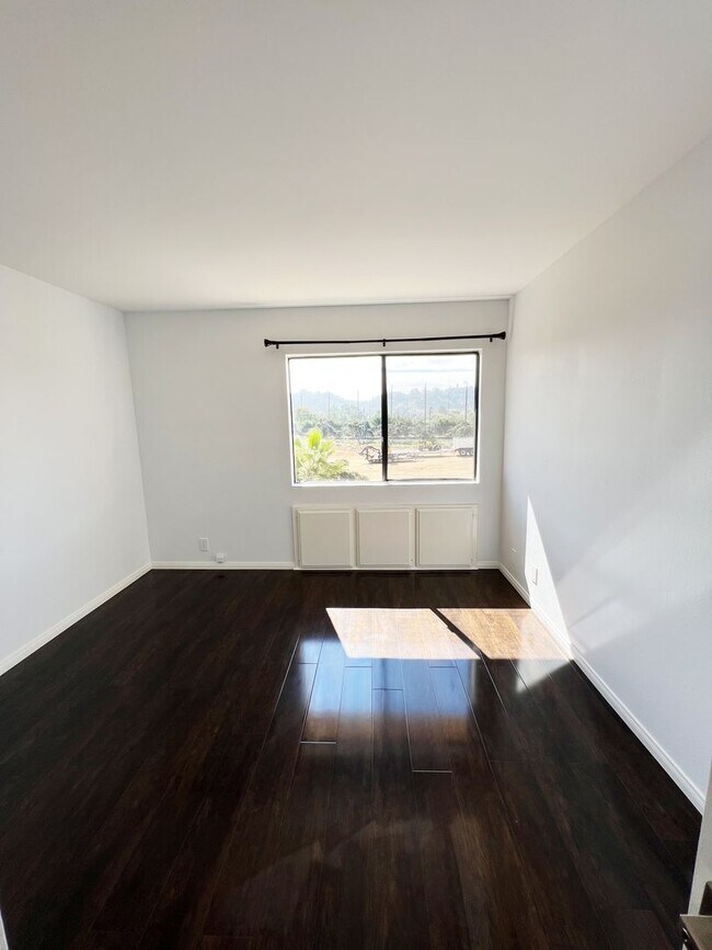 Building Photo - Spacious 2 Bed/2 Bath Condo at Mission Gre...