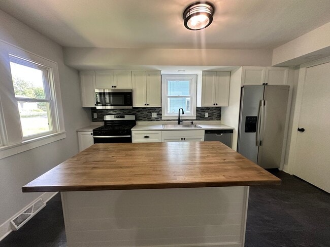 Building Photo - Three Bedroom Three Bath