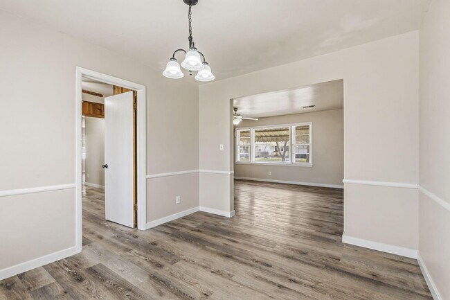 Building Photo - 1736 N Kentwood Ave