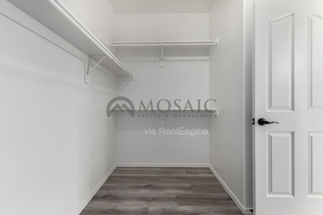 Building Photo - 4287 E Del Rio St