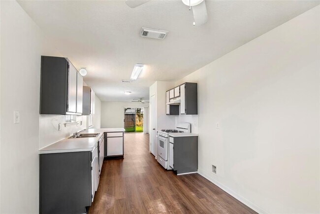 Building Photo - 18023 Lago Forest Dr
