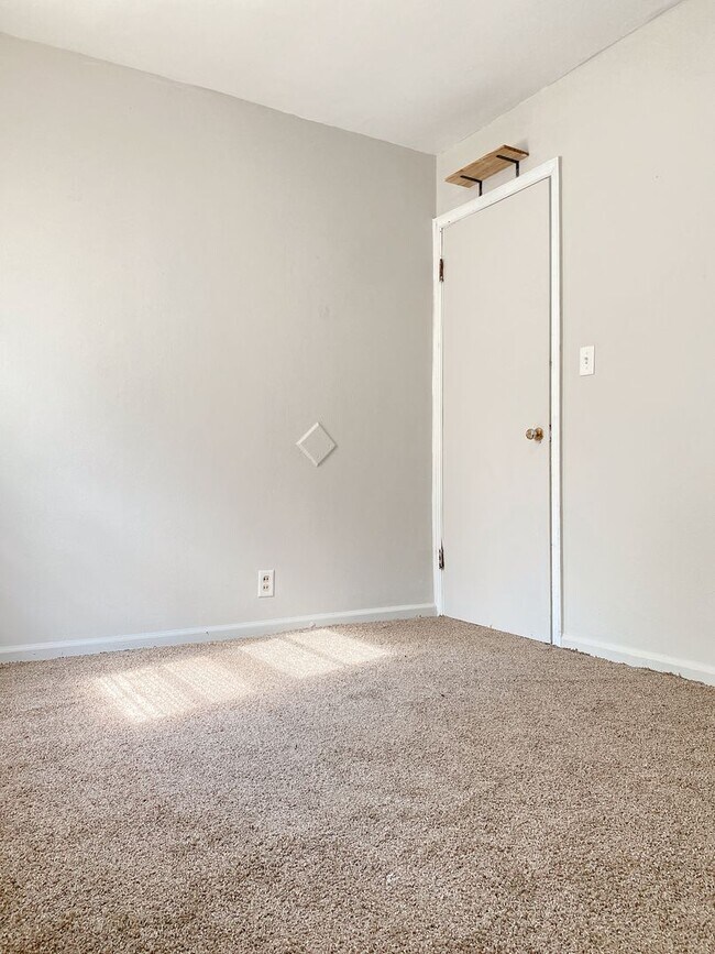 Building Photo - Cozy 4 bed 1.5 bath with a detached garage