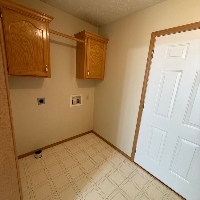 Building Photo - Beautiful 3 bedroom 2 Bathroom home in Wil...