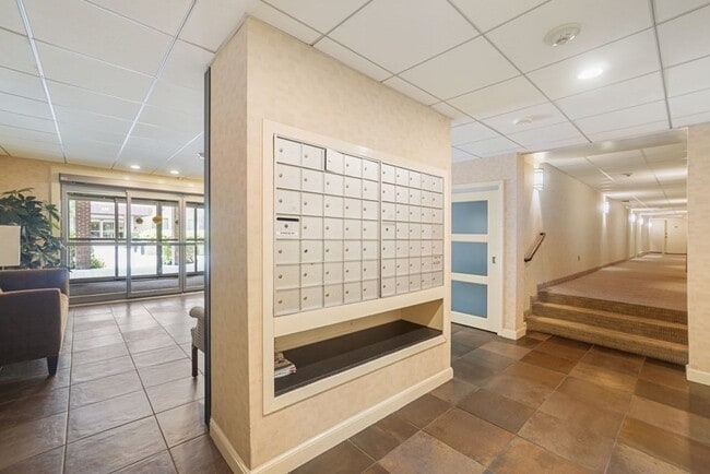 Building Photo - 135 Pleasant St