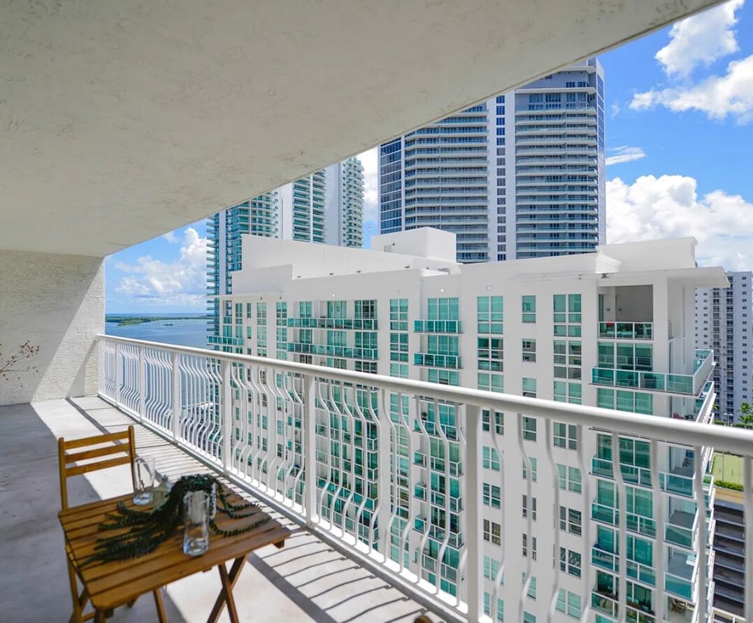 Building Photo - 1200 Brickell Bay Dr