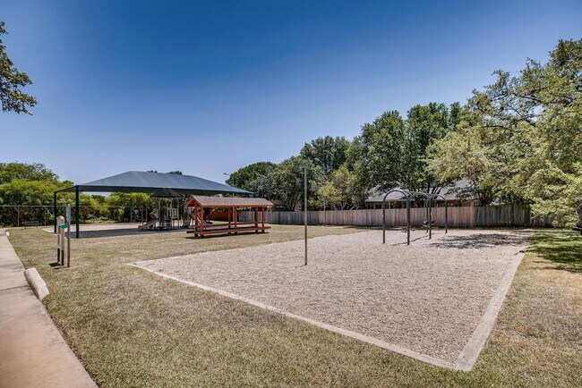 Building Photo - Beautiful 4-bedroom, 3-bath home in the de...