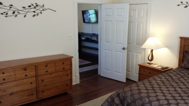 Building Photo - 4 Bedroom House, close to downtown and 3 3 campus's