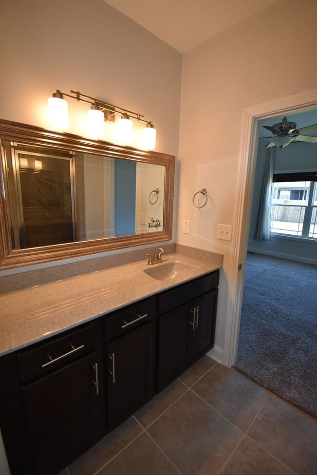 Building Photo - 4 Bedroom 2 Bath Pet Friendly Home For Rent!