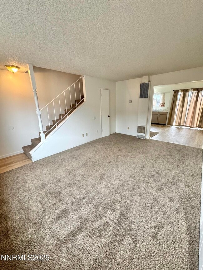 Building Photo - 827 Belli Dr