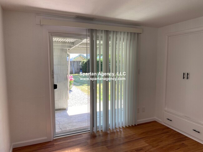 Building Photo - 2608 Linden Ln