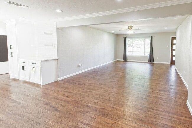 Building Photo - 304 S Grove Rd