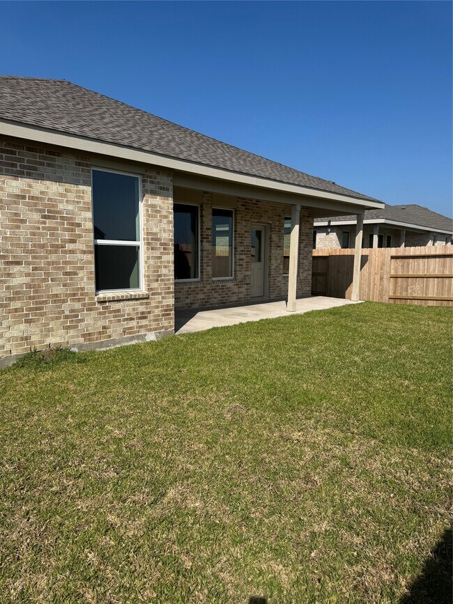 Building Photo - 902 Heaven Dr