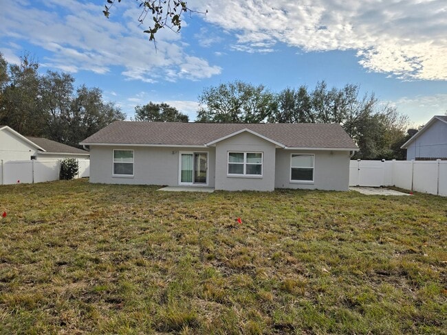 Building Photo - 3/2 Fenced Pet Friendly Home