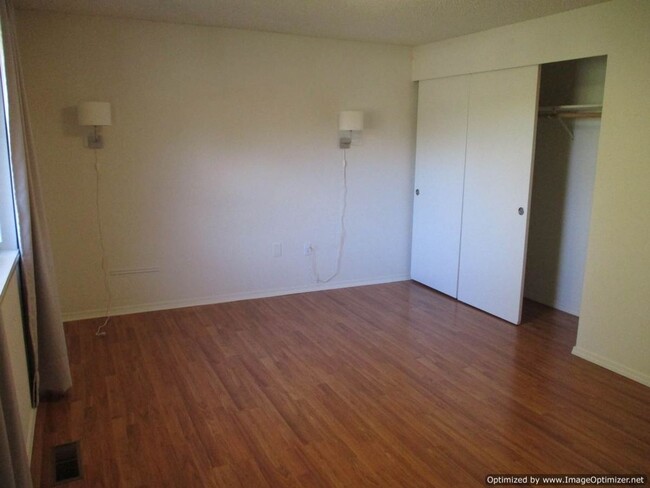 Building Photo - 4 Bedroom w/ Bonus room in Downtown Gig Ha...