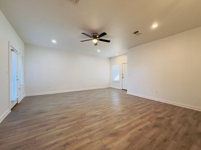 Building Photo - Spacious 3-Bedroom Townhouse Near Texas Tech