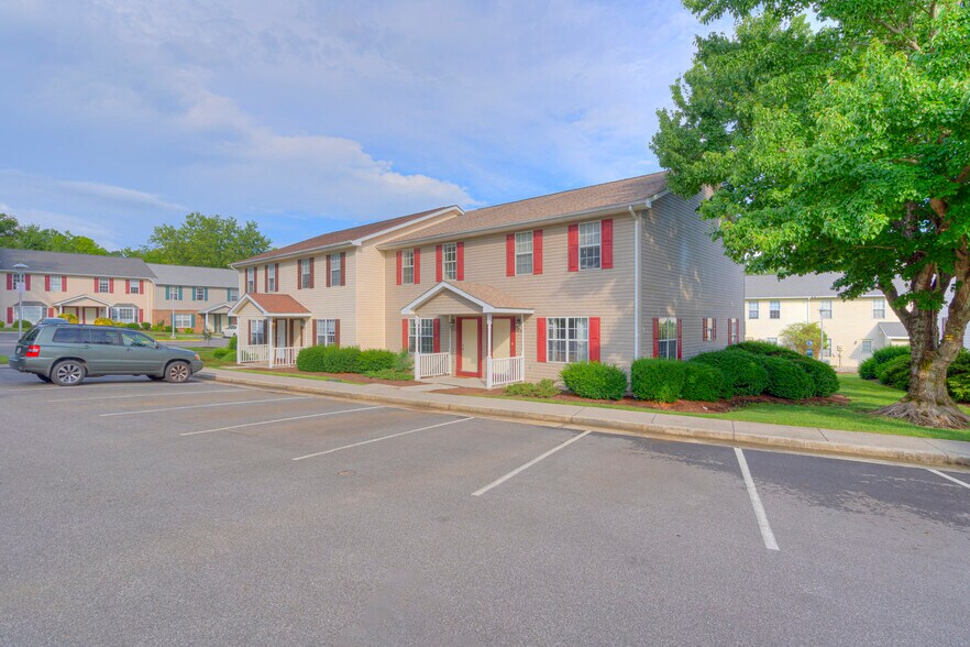 Building Photo - 852 Patrick Henry Dr