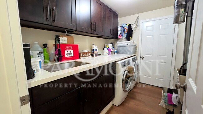 Building Photo - Gorgeous 3-Bedroom Home with 2 Bonus Rooms!