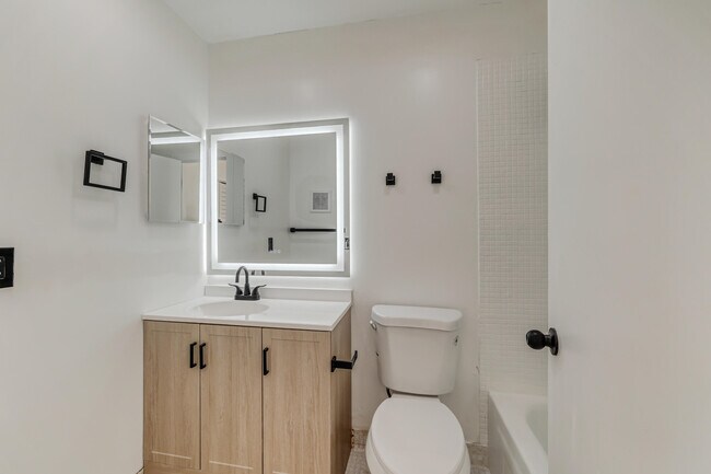 Building Photo - 560 Capri Ln