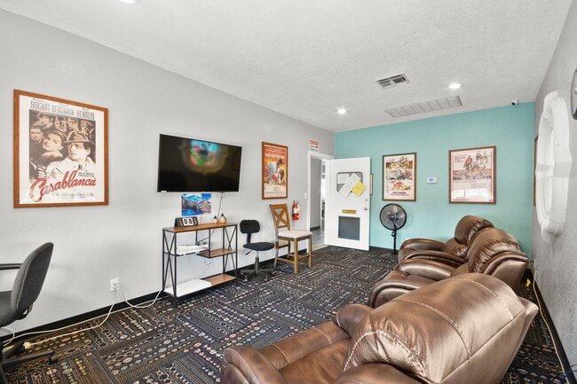 Building Photo - 1 MONTH FREE!!! 2 BEDROOM SINGLE STORY TOWNHOME 55+ COMMUNITY