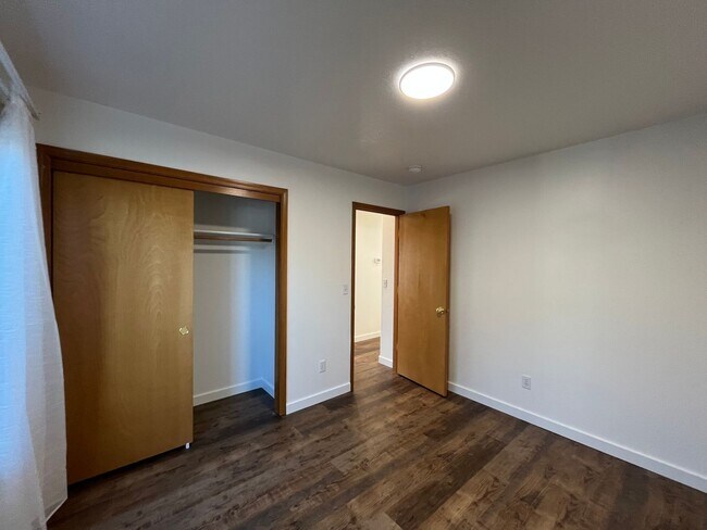 Building Photo - Amazing 3 Bd 2 Bath home in Historic Gladstone! Attached garage and Private yard! Easy access to ...