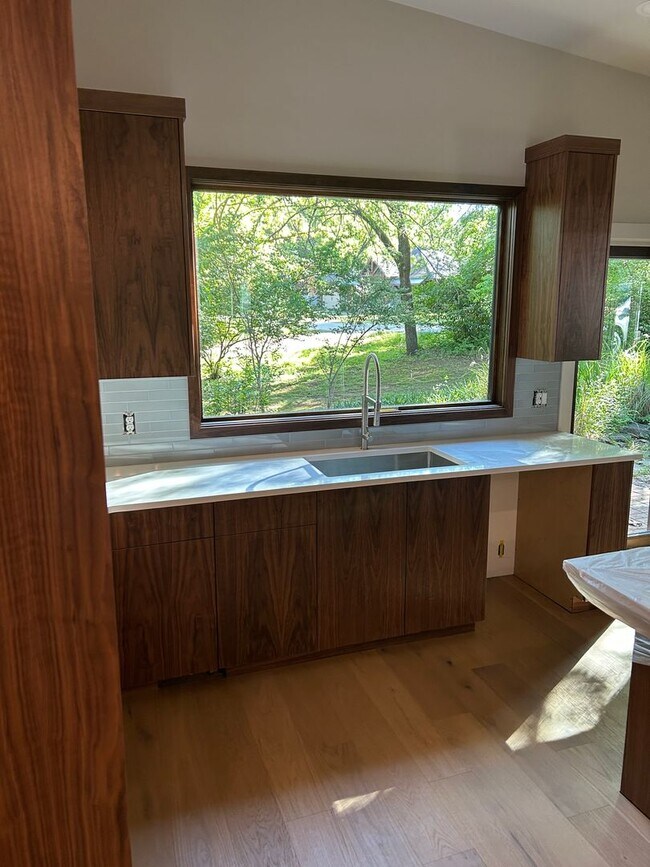 Building Photo - UNFURNISHED Beautiful Large Home Available...
