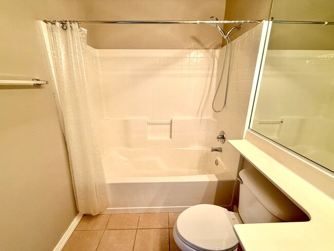 Building Photo - Great 3 Bedroom Duplex near the Kingman Hospital!