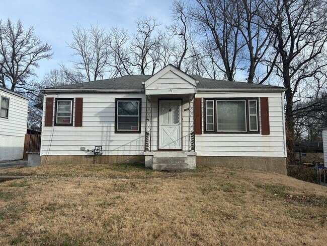 Building Photo - Comfort & Convenience on Cloverdale - Section 8 Friendly!