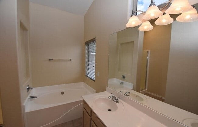 Building Photo - 3 Bedroom, 2 Bathroom Home with Amazing Views