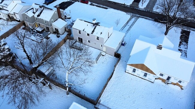 Building Photo - 2063 Inchcliff Rd