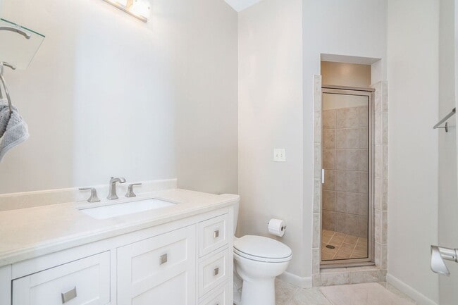 Building Photo - 2 bdrm, 2.5 bath Town Home steps away from...