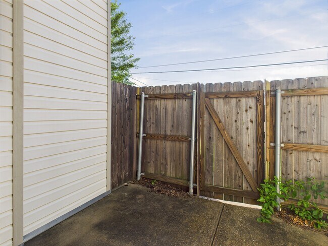 Building Photo - 704 San Pedro Dr