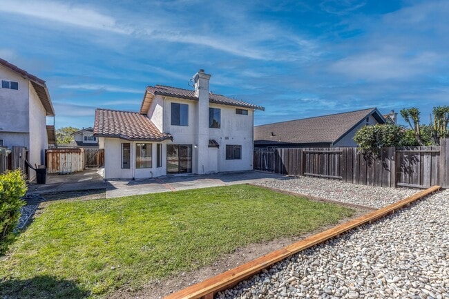 Building Photo - 4 bed/3 bath Single Family Home w/ large backyard!