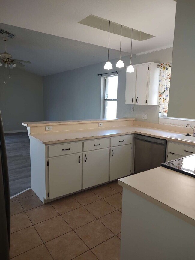 Building Photo - "Spacious 1732 Sq Ft 3-Bed, 2 Baths, in Tarpon Springs!"