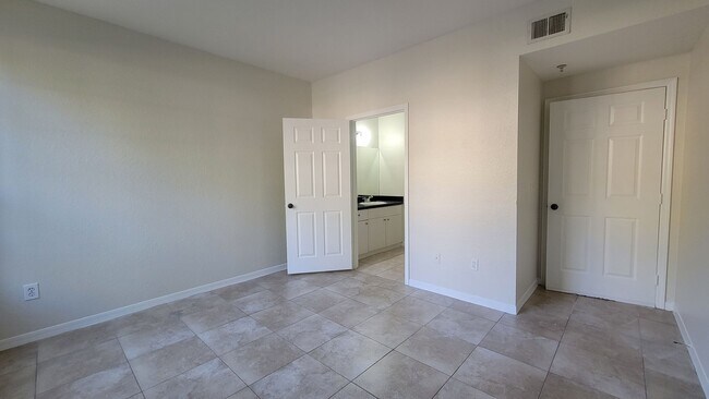 Building Photo - 2/2 First Floor Condo in Azur at Metrowest