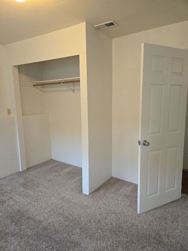 Building Photo - PRELEASING NOW: Large 6 bed/2 bath home!