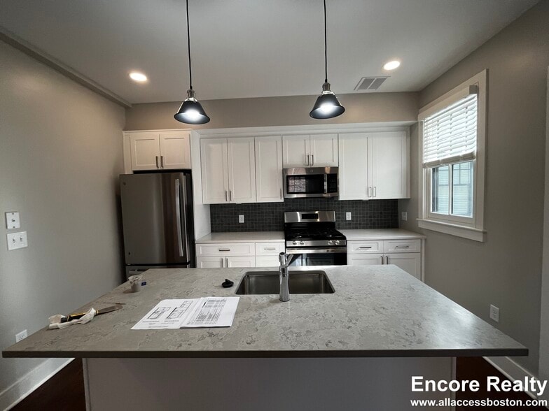 Building Photo - 390 Harvard St