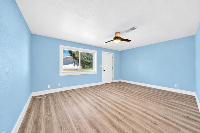 Building Photo - 115 Country Club Dr