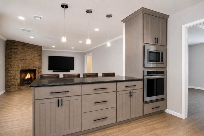 Building Photo - 614 Bendwood Dr