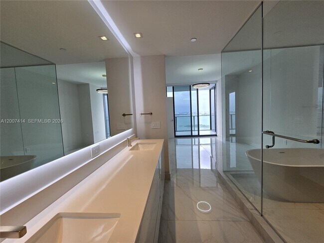 Building Photo - 700 NE 24th St