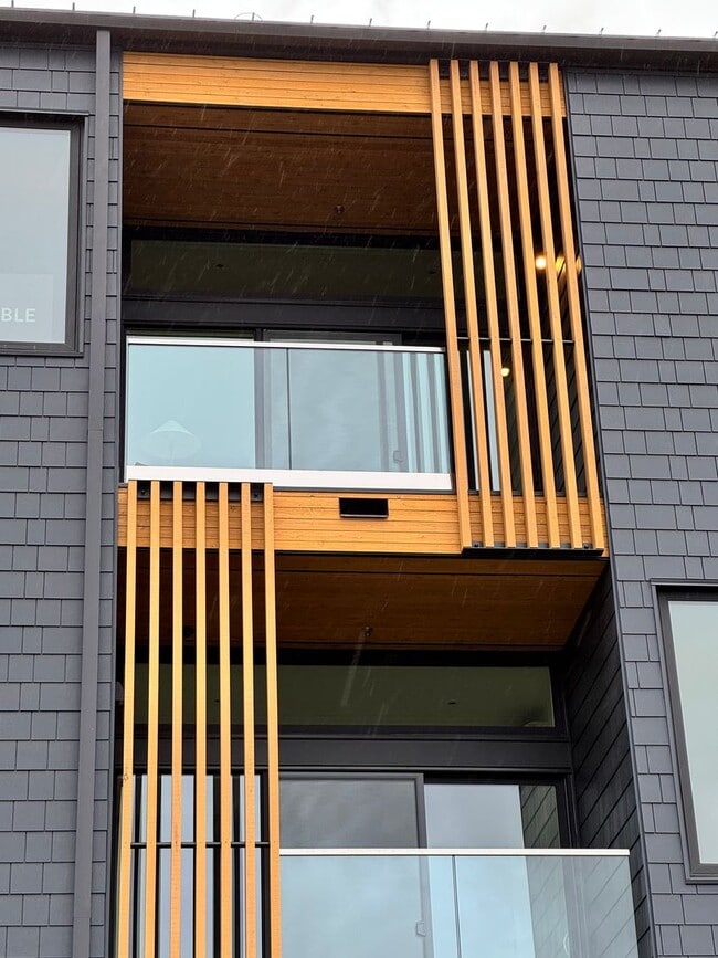 Building Photo - FURNISHED: SPECIAL PRICE 2 MONTHS OFFER - UTILITIES PAID BY OWNER:  NWX tastefully furnished 1 be...