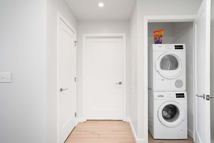 Building Photo - 824 Madison St