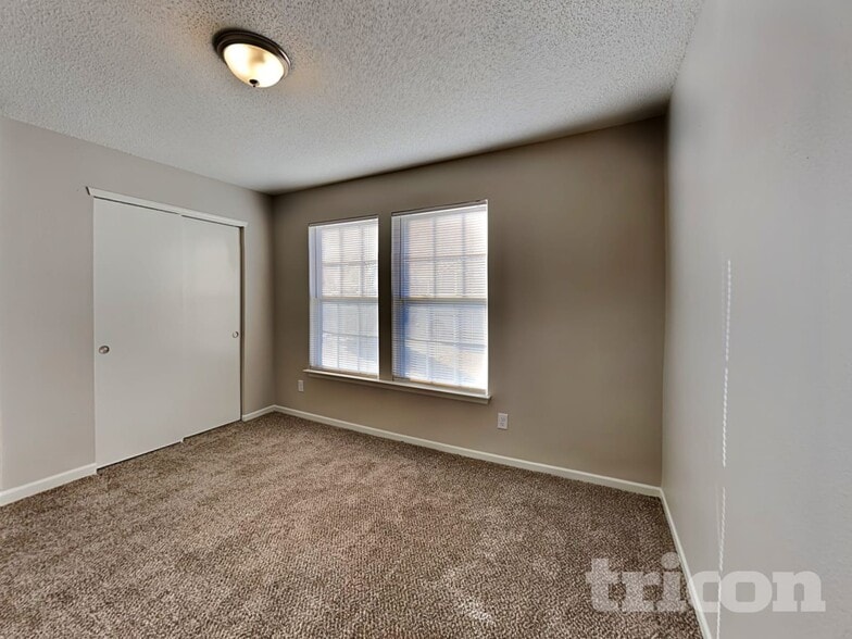 Building Photo - 10428 Kensington Way